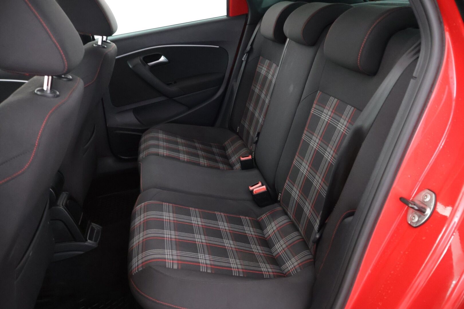 Volkswagen Polo 2016 GTI 1,8 TSI 141 kW (192 hv) DSG-automaatti - | Suomi-auto | Kattoluukku | Lohko | Kahdet renkaat |