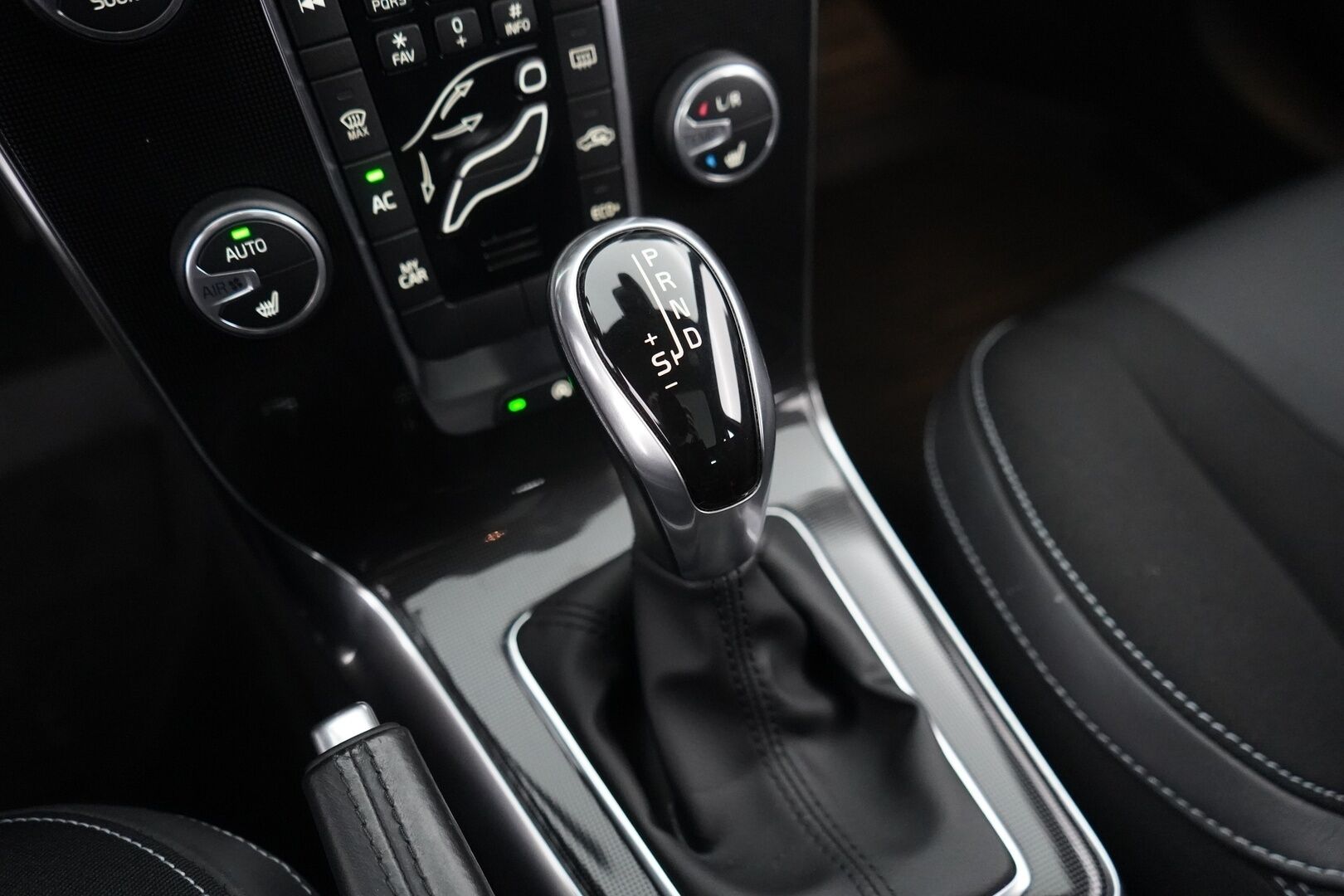 Volvo V40 2017 D2 Business aut - Suomi-auto | Webasto | Panoraama | P-Kamera | Full LED | Osanahka | EI ADBLUE