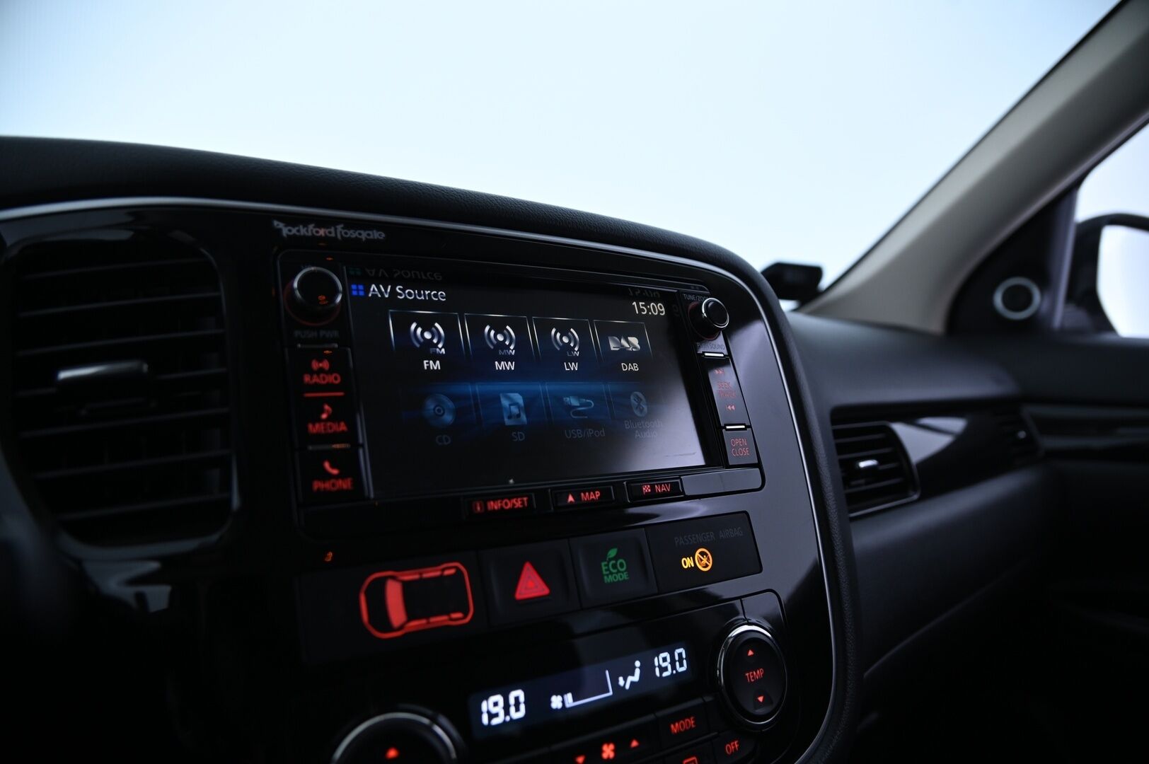Mitsubishi OUTLANDER PHEV 2016 Instyle Navi 4WD 5P - ACC / 360° / Koukku / S-Luukku / KeyLessGo / Rockford / Nahat / Ratinlämmitin / Navi / Merkkihuollettu!
