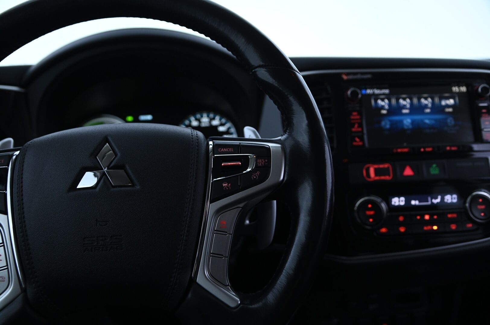 Mitsubishi OUTLANDER PHEV 2016 Instyle Navi 4WD 5P - ACC / 360° / Koukku / S-Luukku / KeyLessGo / Rockford / Nahat / Ratinlämmitin / Navi / Merkkihuollettu!