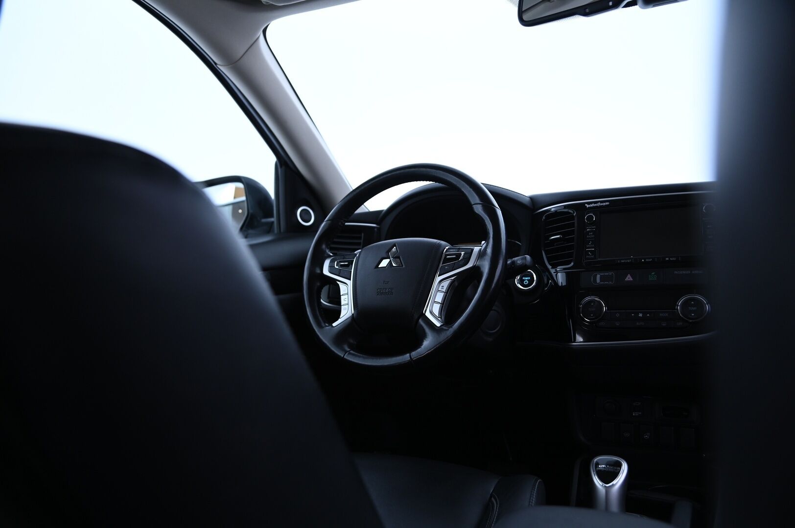 Mitsubishi OUTLANDER PHEV 2016 Instyle Navi 4WD 5P - ACC / 360° / Koukku / S-Luukku / KeyLessGo / Rockford / Nahat / Ratinlämmitin / Navi / Merkkihuollettu!