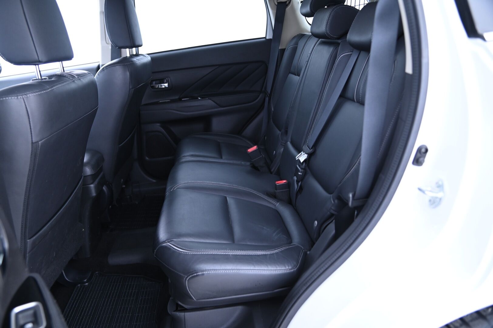 Mitsubishi OUTLANDER PHEV 2016 Instyle Navi 4WD 5P - ACC / 360° / Koukku / S-Luukku / KeyLessGo / Rockford / Nahat / Ratinlämmitin / Navi / Merkkihuollettu!