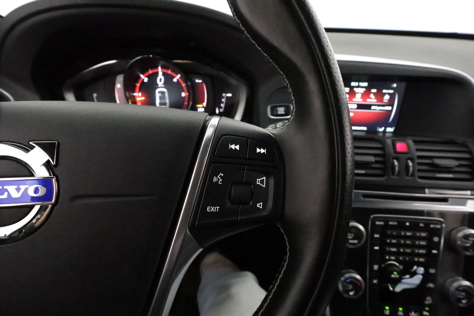 Volvo XC60 2017 D4 AWD R-Design Edition aut *ACC / Webasto / Navi / Aktiiv.Xenon / P.tutkat / Koukku / BLIS / KeylessGo* - Suomi-auto / Kahdet renkaat aluvanteilla / Merkkihuollettu