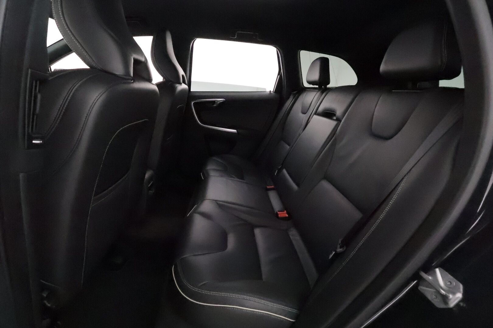 Volvo XC60 2017 D4 AWD R-Design Edition aut *ACC / Webasto / Navi / Aktiiv.Xenon / P.tutkat / Koukku / BLIS / KeylessGo* - Suomi-auto / Kahdet renkaat aluvanteilla / Merkkihuollettu