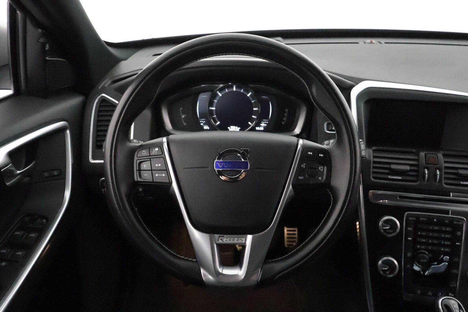 Volvo XC60 2017 D4 AWD R-Design Edition aut *ACC / Webasto / Navi / Aktiiv.Xenon / P.tutkat / Koukku / BLIS / KeylessGo* - Suomi-auto / Kahdet renkaat aluvanteilla / Merkkihuollettu