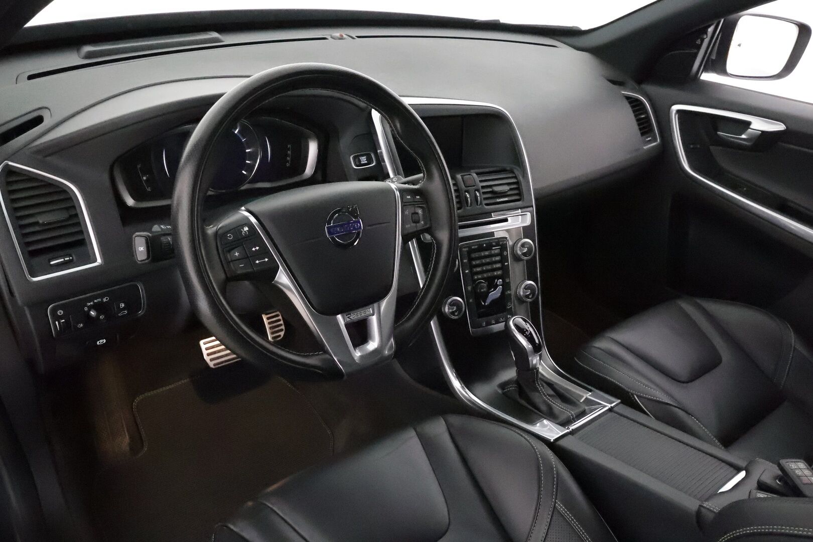 Volvo XC60 2017 D4 AWD R-Design Edition aut *ACC / Webasto / Navi / Aktiiv.Xenon / P.tutkat / Koukku / BLIS / KeylessGo* - Suomi-auto / Kahdet renkaat aluvanteilla / Merkkihuollettu