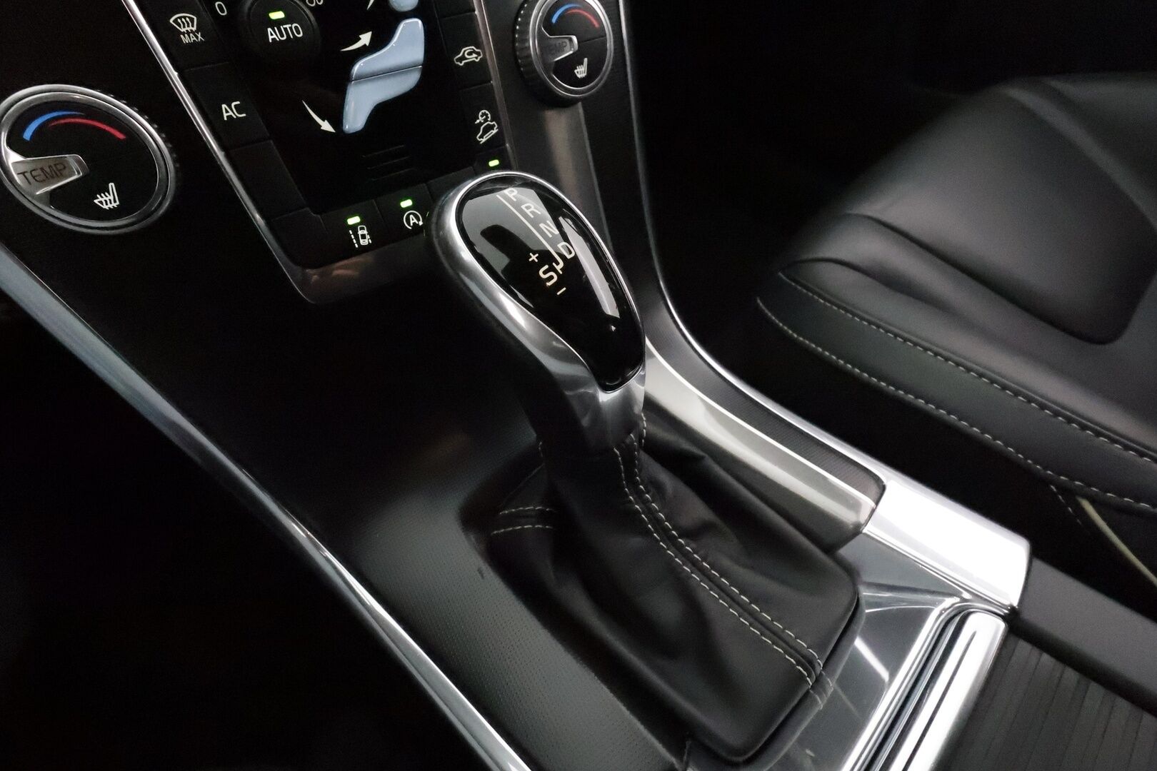Volvo XC60 2017 D4 AWD R-Design Edition aut *ACC / Webasto / Navi / Aktiiv.Xenon / P.tutkat / Koukku / BLIS / KeylessGo* - Suomi-auto / Kahdet renkaat aluvanteilla / Merkkihuollettu