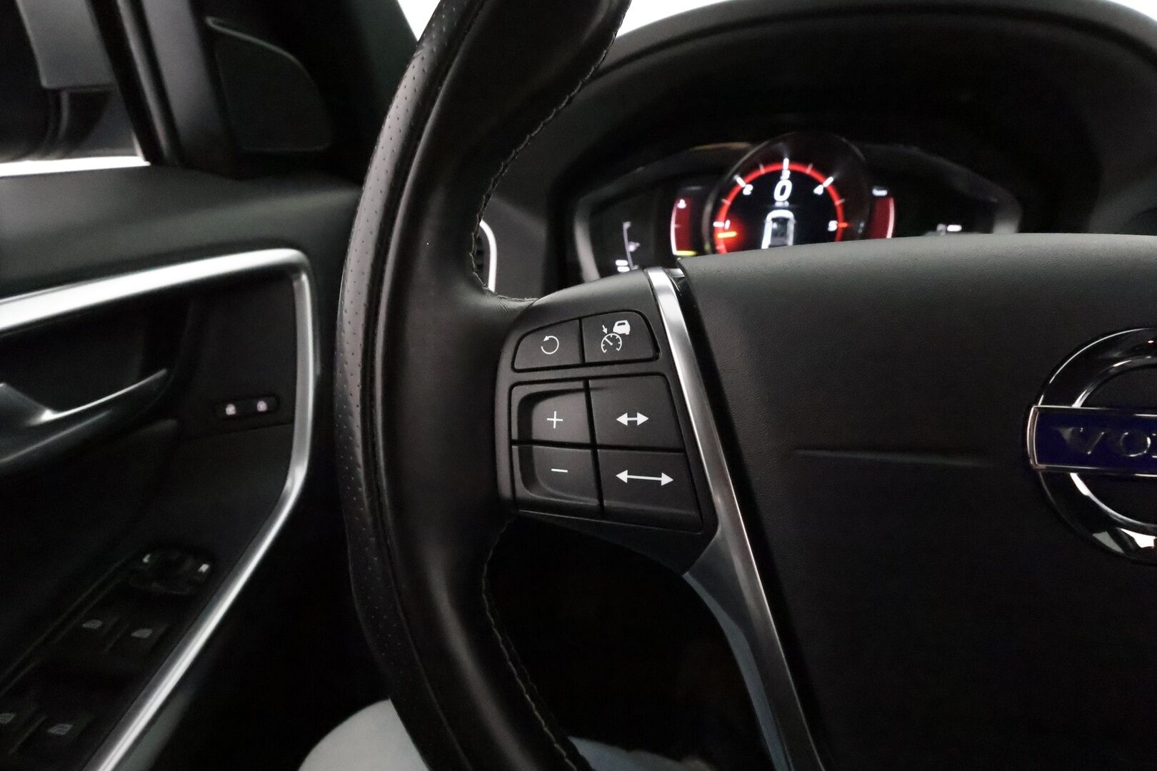 Volvo XC60 2017 D4 AWD R-Design Edition aut *ACC / Webasto / Navi / Aktiiv.Xenon / P.tutkat / Koukku / BLIS / KeylessGo* - Suomi-auto / Kahdet renkaat aluvanteilla / Merkkihuollettu