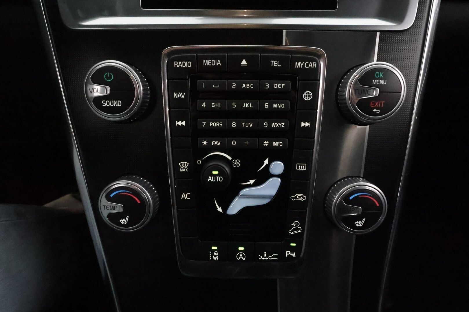 Volvo XC60 2017 D4 AWD R-Design Edition aut *ACC / Webasto / Navi / Aktiiv.Xenon / P.tutkat / Koukku / BLIS / KeylessGo* - Suomi-auto / Kahdet renkaat aluvanteilla / Merkkihuollettu