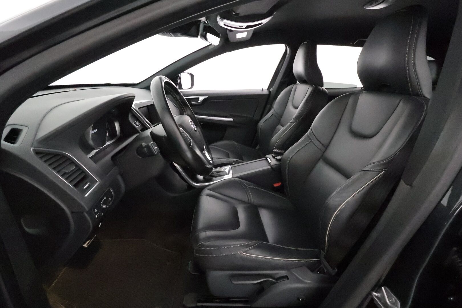 Volvo XC60 2017 D4 AWD R-Design Edition aut *ACC / Webasto / Navi / Aktiiv.Xenon / P.tutkat / Koukku / BLIS / KeylessGo* - Suomi-auto / Kahdet renkaat aluvanteilla / Merkkihuollettu