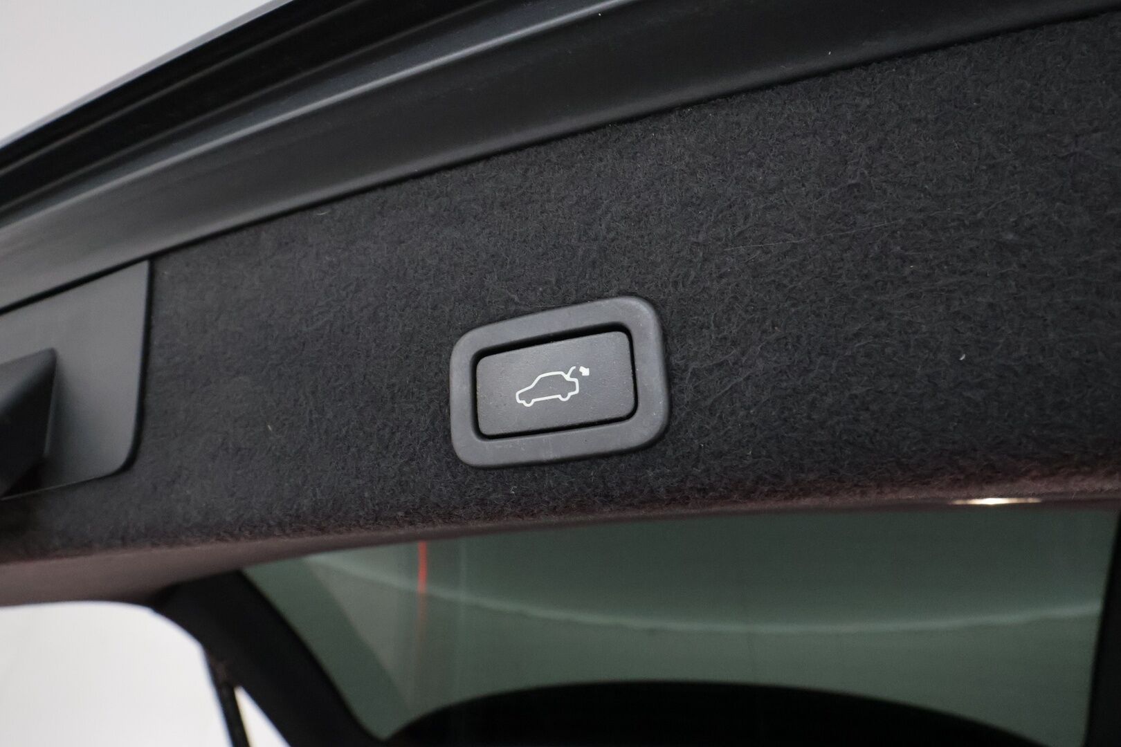 Volvo XC60 2017 D4 AWD R-Design Edition aut *ACC / Webasto / Navi / Aktiiv.Xenon / P.tutkat / Koukku / BLIS / KeylessGo* - Suomi-auto / Kahdet renkaat aluvanteilla / Merkkihuollettu