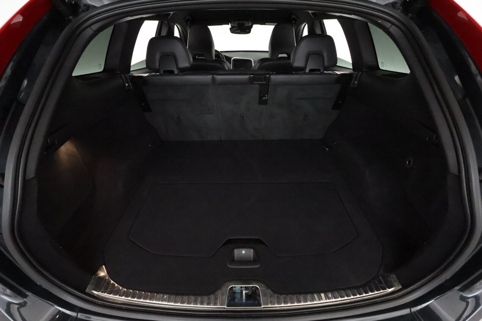 Volvo XC60 2017 D4 AWD R-Design Edition aut *ACC / Webasto / Navi / Aktiiv.Xenon / P.tutkat / Koukku / BLIS / KeylessGo* - Suomi-auto / Kahdet renkaat aluvanteilla / Merkkihuollettu
