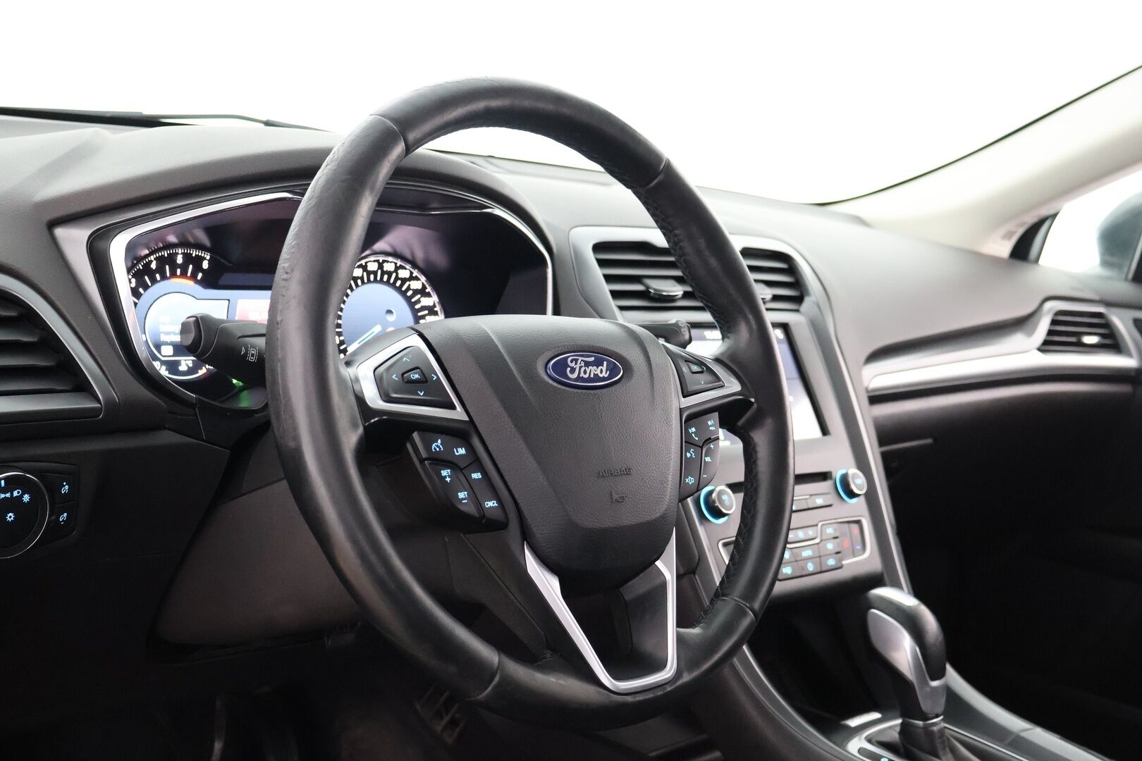 Ford Mondeo 2016 2,0 TDCi 150hv PowerShift Titanium Wagon - Webasto | Koukku | P-tutkat | Navi | Isommalla keskinäytöllä 