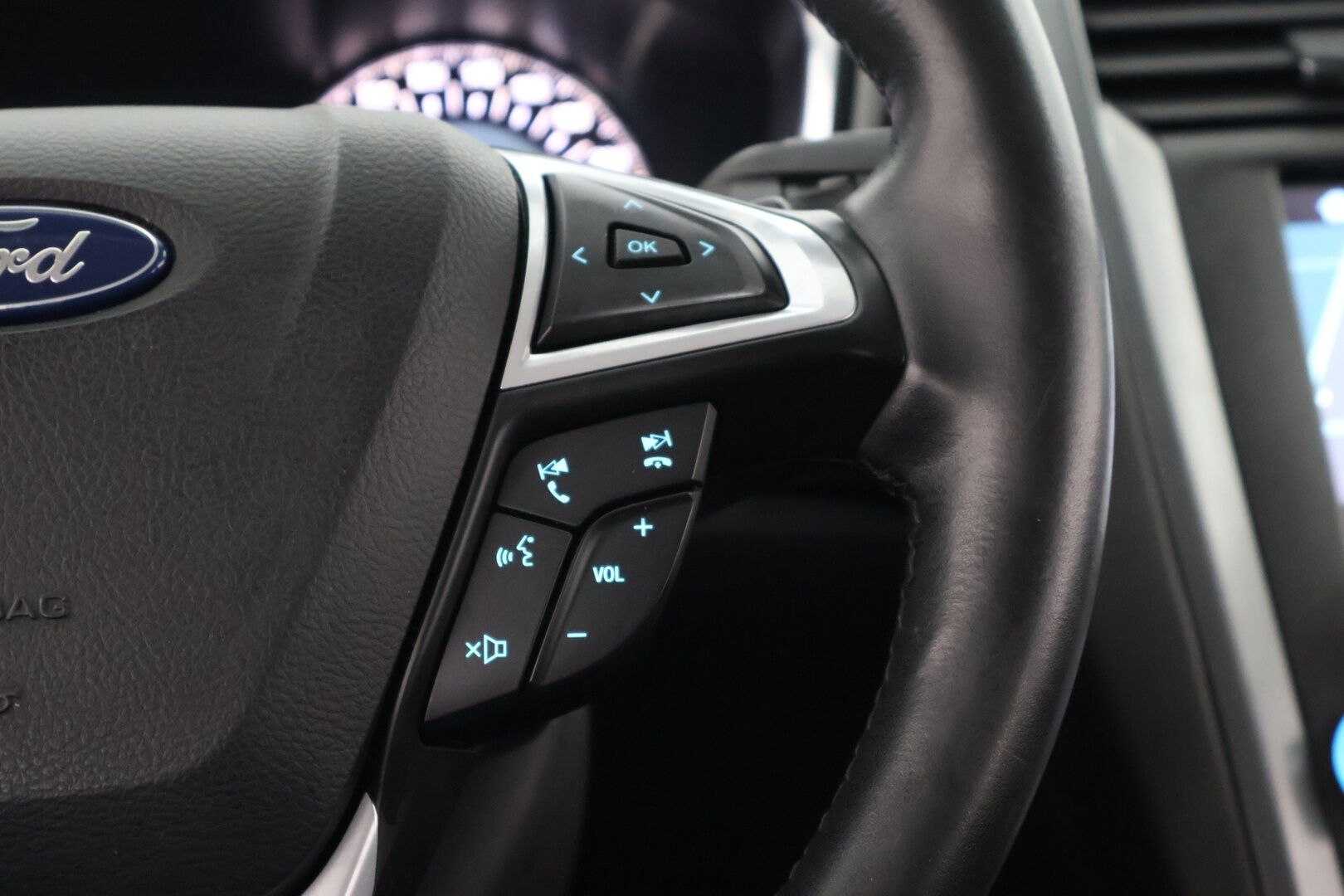 Ford Mondeo 2016 2,0 TDCi 150hv PowerShift Titanium Wagon - Webasto | Koukku | P-tutkat | Navi | Isommalla keskinäytöllä 