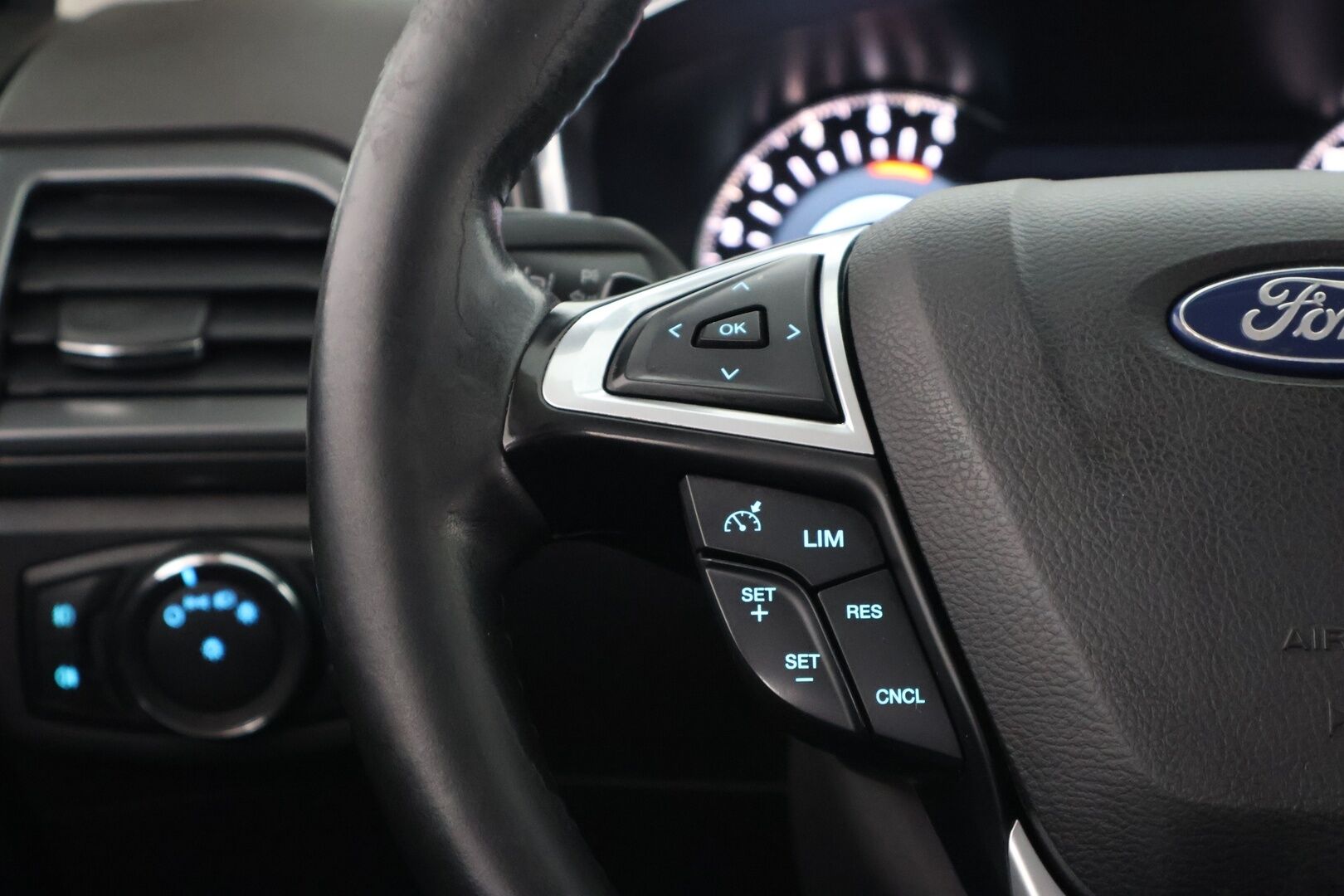 Ford Mondeo 2016 2,0 TDCi 150hv PowerShift Titanium Wagon - Webasto | Koukku | P-tutkat | Navi | Isommalla keskinäytöllä 