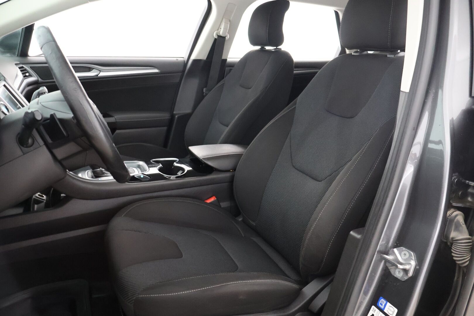 Ford Mondeo 2016 2,0 TDCi 150hv PowerShift Titanium Wagon - Webasto | Koukku | P-tutkat | Navi | Isommalla keskinäytöllä 