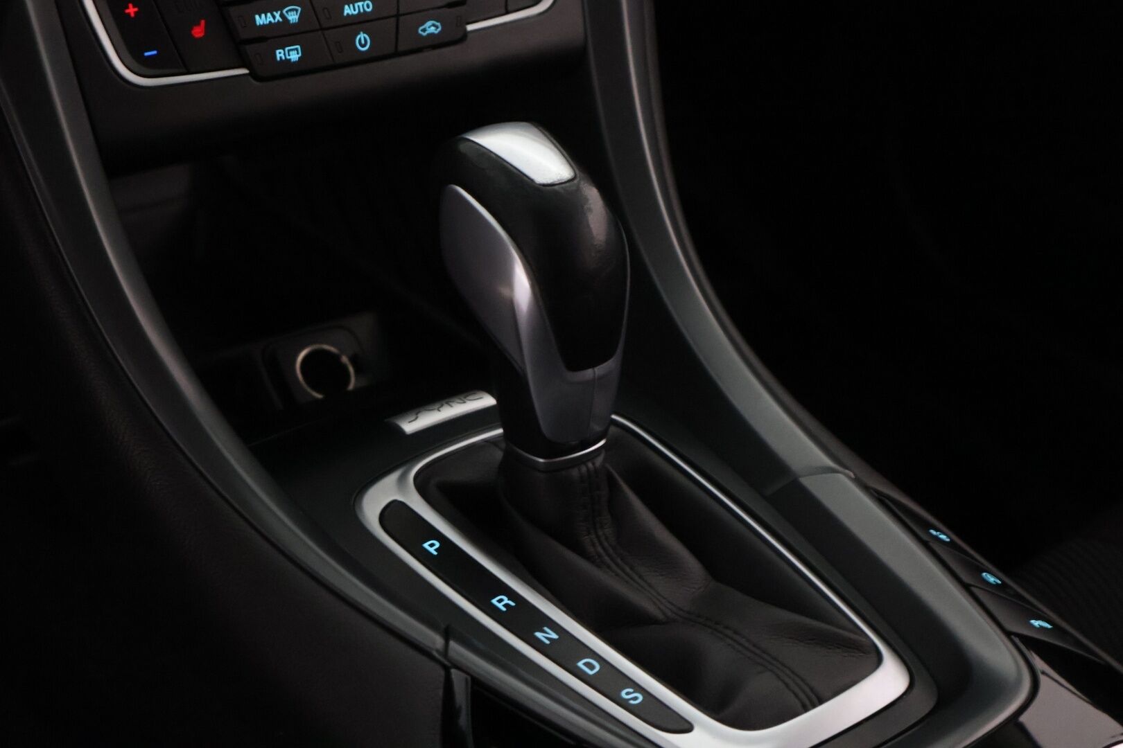 Ford Mondeo 2016 2,0 TDCi 150hv PowerShift Titanium Wagon - Webasto | Koukku | P-tutkat | Navi | Isommalla keskinäytöllä 
