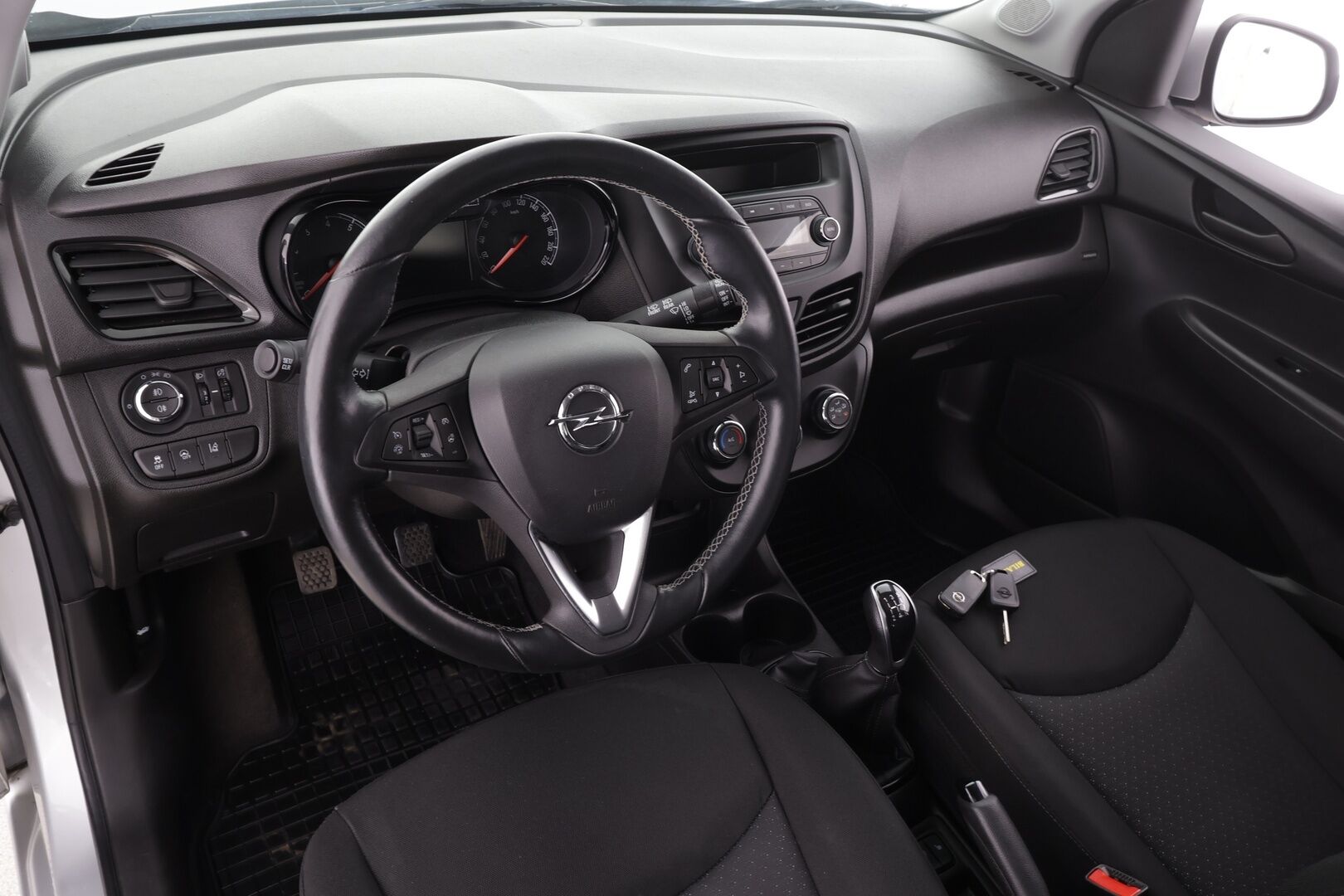 Opel Karl 2017 5-ov Enjoy 1,0 Ecotec 55kW MT5 * Suomi-auto / Vakkari / Radio / P.tutka / Kaistavahti / Lohkolämmitin / Ilmastointi / Ratinlämmitin * - 2xRenkaat - HULLUT VÄLIPÄIVÄT KORKOTARJOUS 2,49%