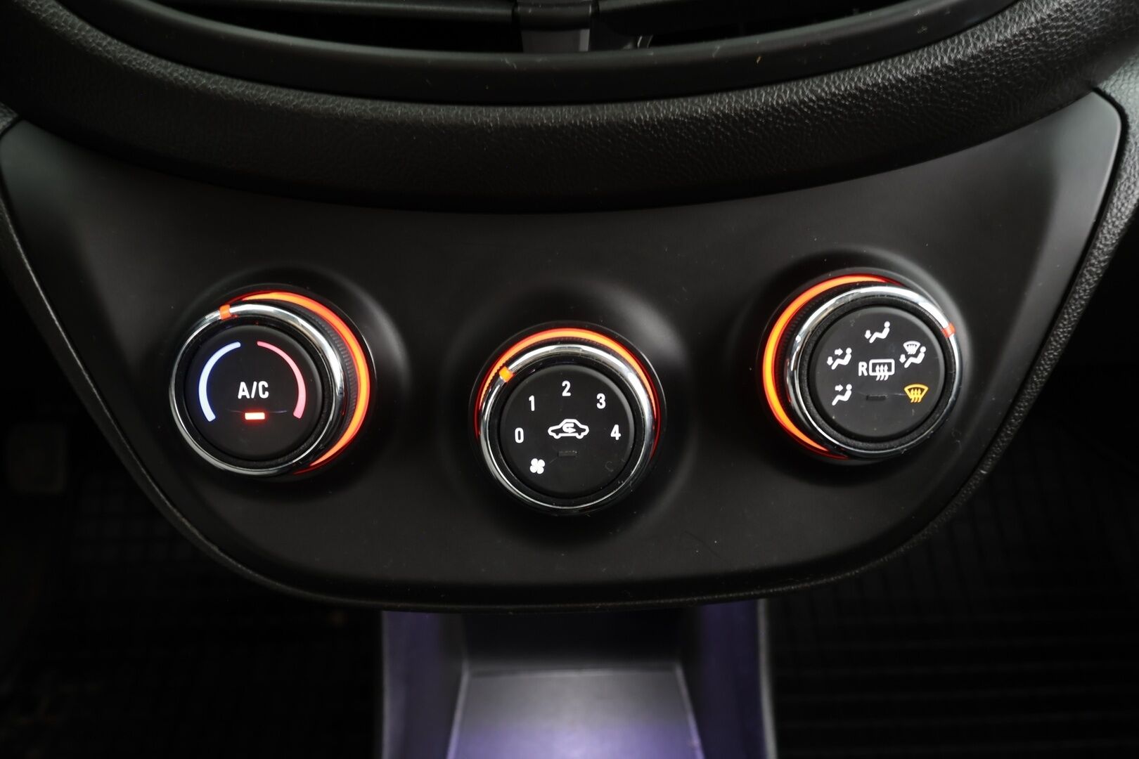 Opel Karl 2017 5-ov Enjoy 1,0 Ecotec 55kW MT5 * Suomi-auto / Vakkari / Radio / P.tutka / Kaistavahti / Lohkolämmitin / Ilmastointi / Ratinlämmitin * - 2xRenkaat - HULLUT VÄLIPÄIVÄT KORKOTARJOUS 2,49%