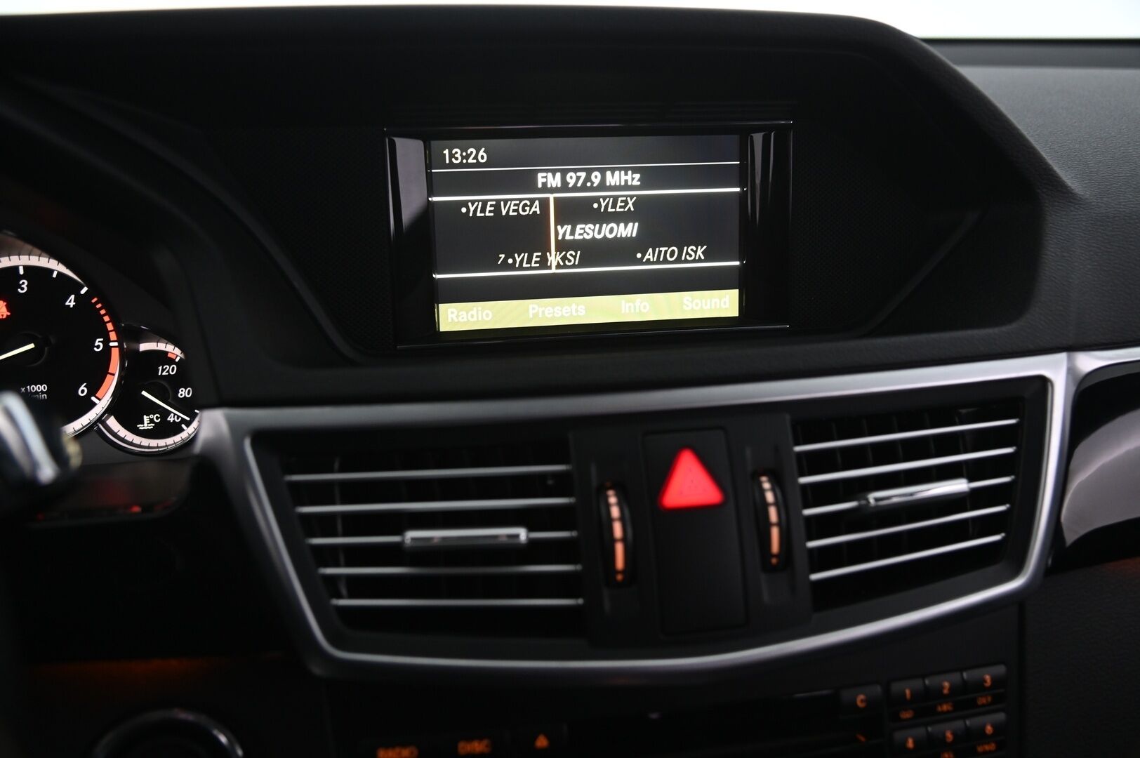Mercedes-Benz E 2011 350 CDI Avantgarde - AMG sisä- ja ulkopaketti | Ortopedit muistilla | Tutkat | ILS | Lohko - KORKO VAIN 3,99 %