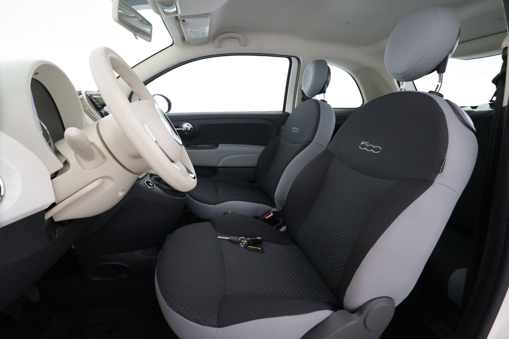 Fiat 500 2017 1,2 69hv Pop Start&Stop - | Siisti! | Ilmastointi | Penkinlämmittimet | Aux ja USB | Huoltokirja | 2x renkaat vanteineen | Sähkötoimiset etusivulasit | 