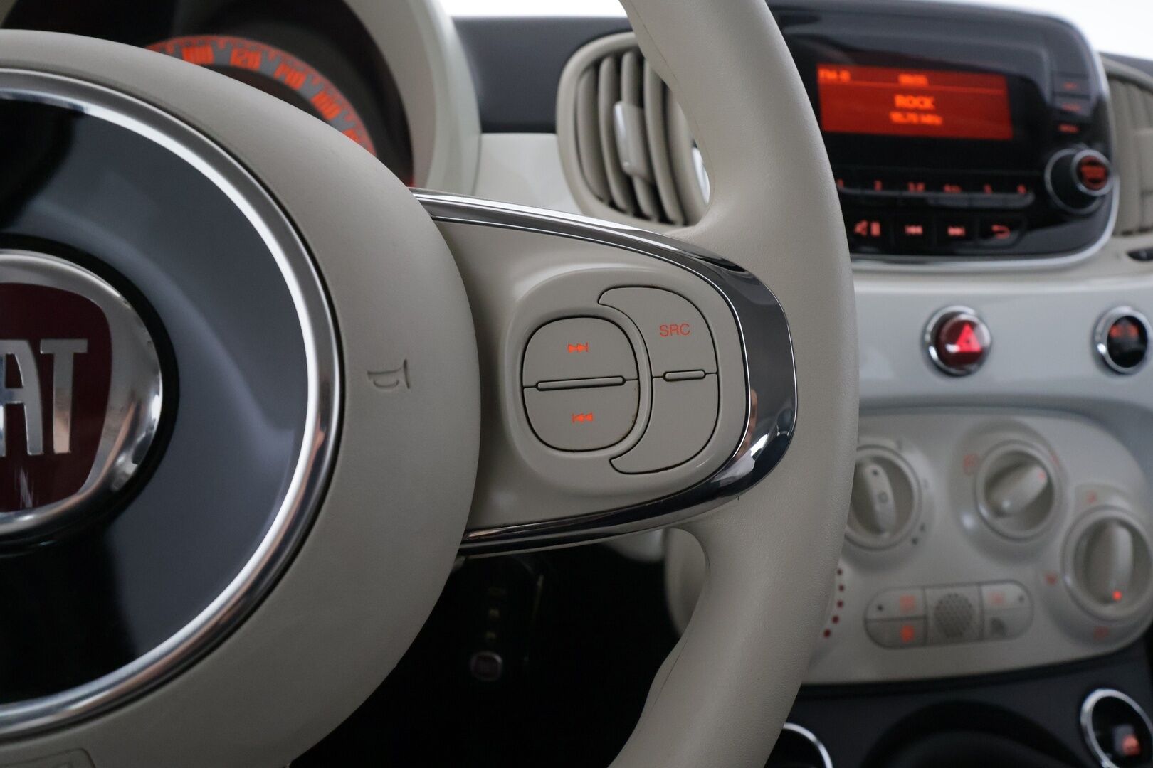 Fiat 500 2017 1,2 69hv Pop Start&Stop - | Siisti! | Ilmastointi | Penkinlämmittimet | Aux ja USB | Huoltokirja | 2x renkaat vanteineen | Sähkötoimiset etusivulasit | 