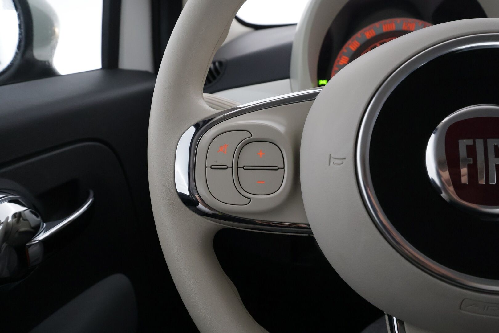 Fiat 500 2017 1,2 69hv Pop Start&Stop - | Siisti! | Ilmastointi | Penkinlämmittimet | Aux ja USB | Huoltokirja | 2x renkaat vanteineen | Sähkötoimiset etusivulasit | 