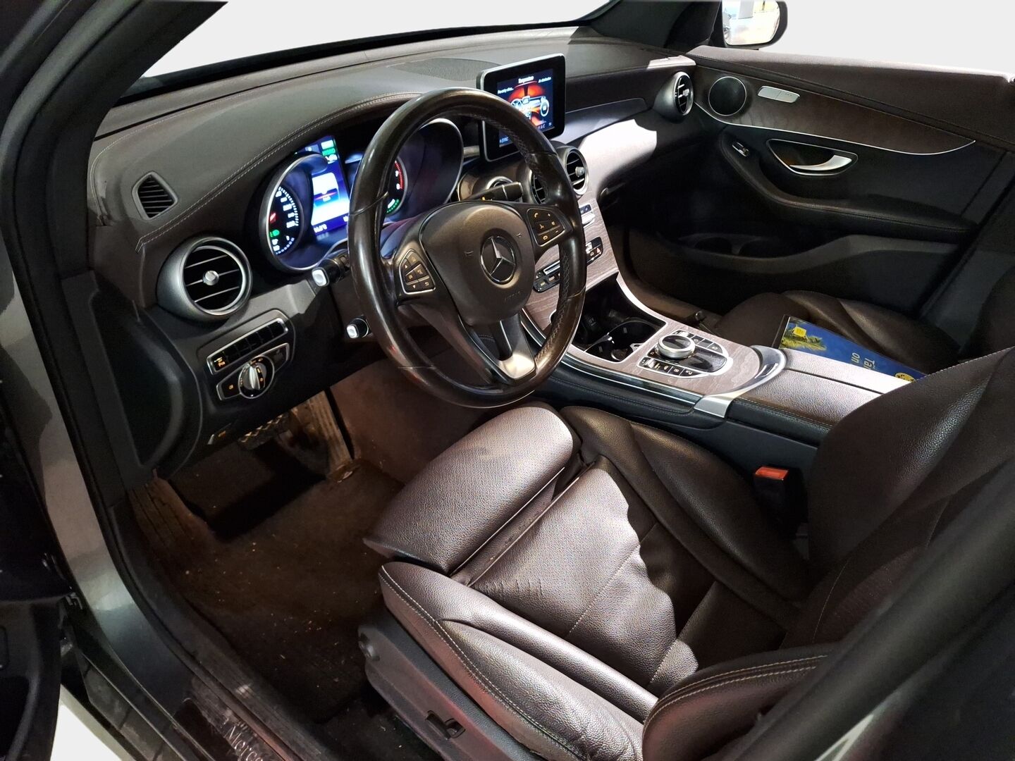 Mercedes-Benz GLC 2016 350 e 4Matic A Premium Business *Vakkari / Koukku / Airmatic / LED / Sporttinahat / Tutkat / Navi* - Ruskeilla nahkapenkeillä varustettu siistikuntoinen ja erittäin hyvin huollettu GLC kaksilla renkailla ja vanteilla! - HULLU BLACKWEEK KORKOTARJOUS 2,49%