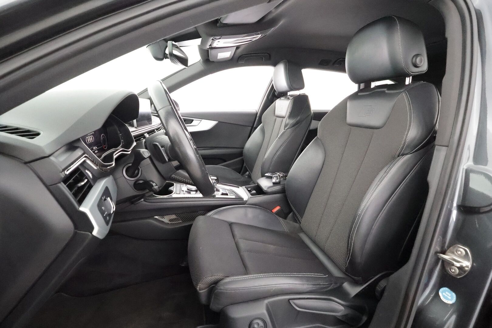 Audi A4 2017 Avant S-Line 2,0 TDI 140 kW quattro S tronic - ACC | Webasto | Digimittaristo | Sporttipenkit | LED | Navi | Kahdet renkaat aluvanteilla