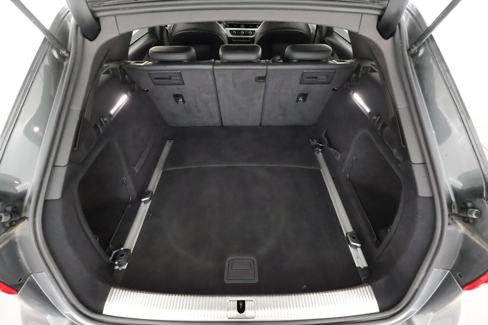 Audi A4 2017 Avant S-Line 2,0 TDI 140 kW quattro S tronic - ACC | Webasto | Digimittaristo | Sporttipenkit | LED | Navi | Kahdet renkaat aluvanteilla
