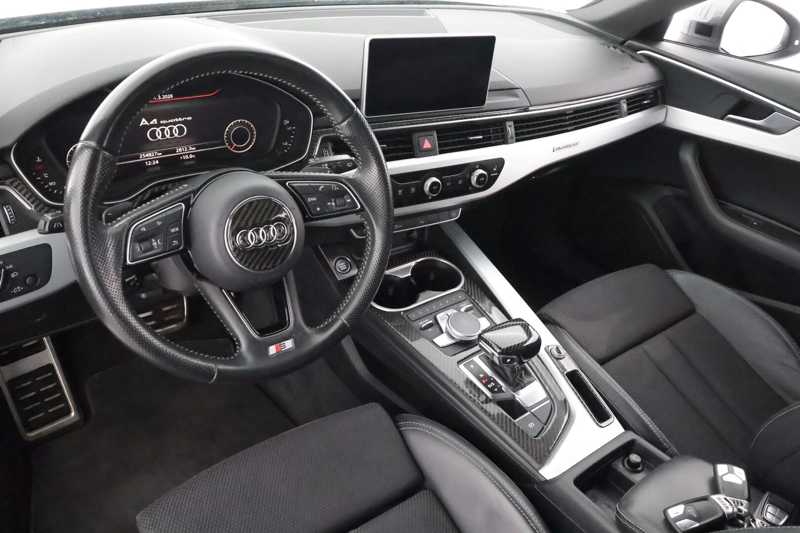 Audi A4 2017 Avant S-Line 2,0 TDI 140 kW quattro S tronic * ACC / Webasto / Digimittaristo / Sporttipenkit / LED / Navi * - Kahdet renkaat aluvanteilla - HULLUT AVAJAISHULINAT KORKOTARJOUS 3,29 %