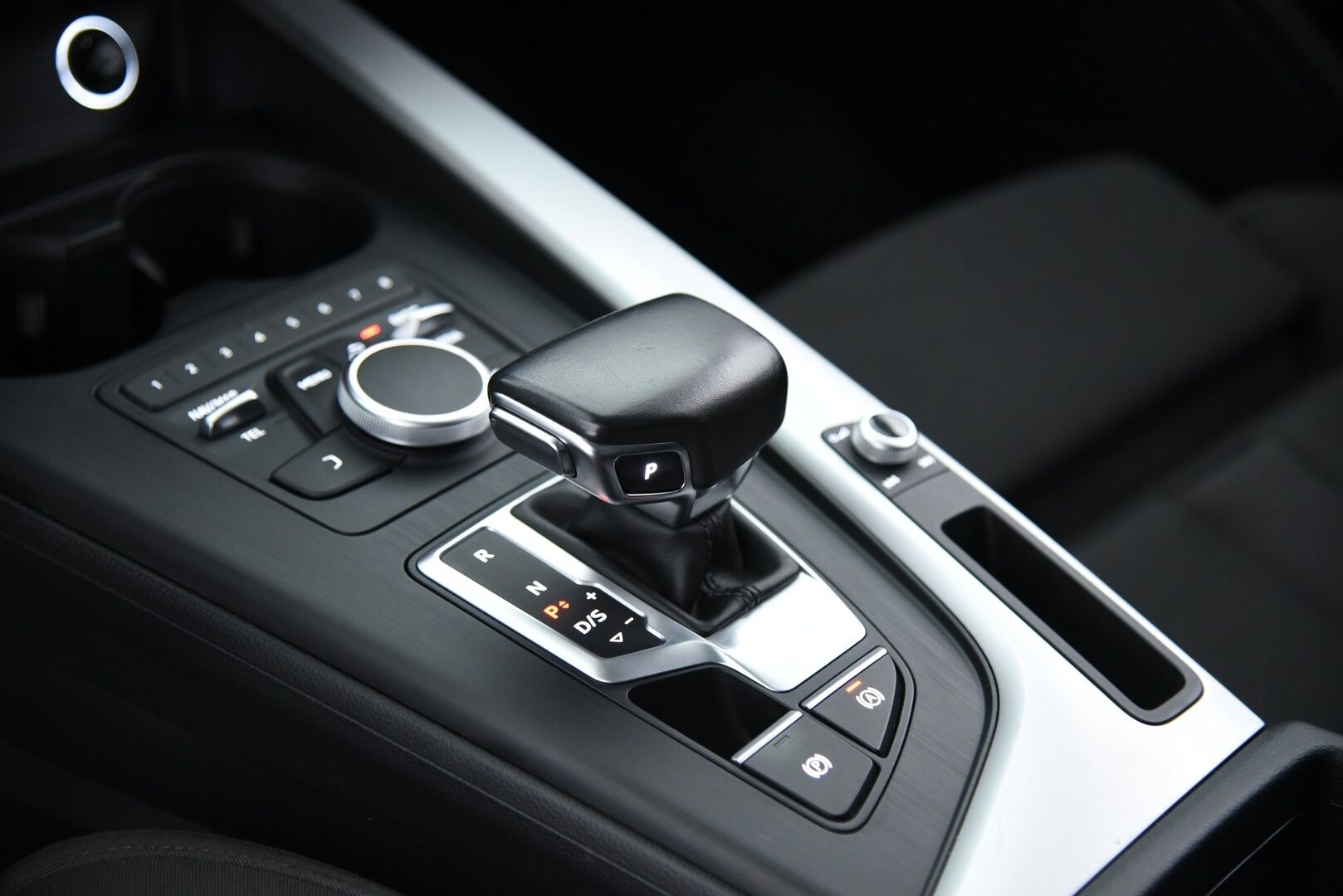 Audi A4 allroad quattro 2018 2.0 TDI Business Comfort Edition / Matrix-LED / Webasto / Vetokoukku / Muistipenkki - Merkkiliikkeen huoltohistoria / Jakohihna vaihdettu 219tkm!