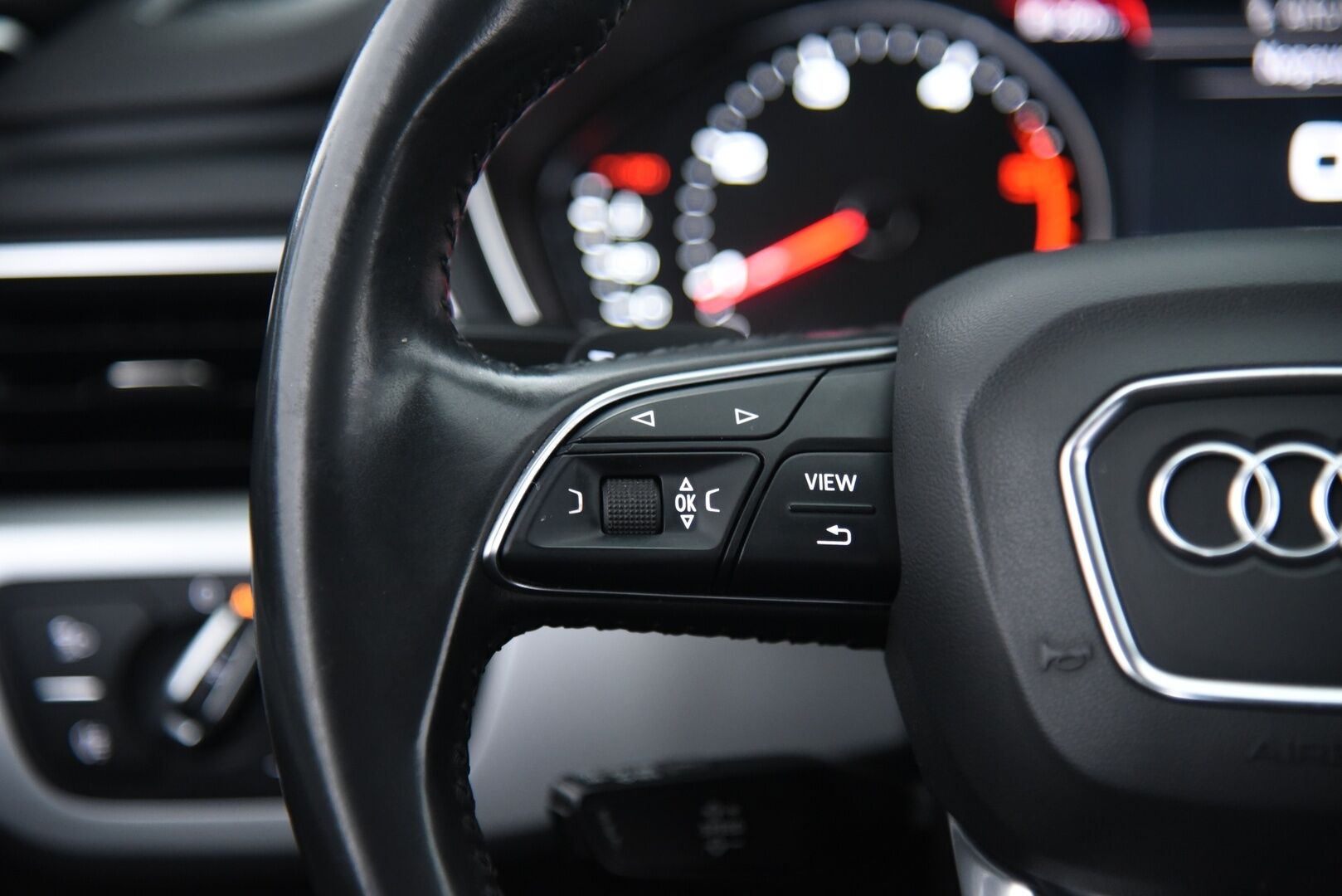 Audi A4 allroad quattro 2018 2.0 TDI Business Comfort Edition / Matrix-LED / Webasto / Vetokoukku / Muistipenkki - Merkkiliikkeen huoltohistoria / Jakohihna vaihdettu 219tkm!