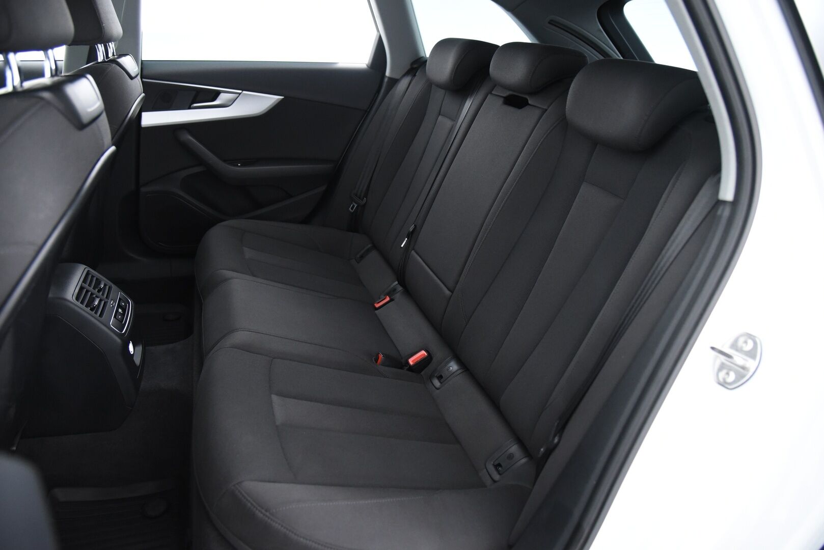 Audi A4 allroad quattro 2018 2.0 TDI Business Comfort Edition / Matrix-LED / Webasto / Vetokoukku / Muistipenkki - Merkkiliikkeen huoltohistoria / Jakohihna vaihdettu 219tkm!