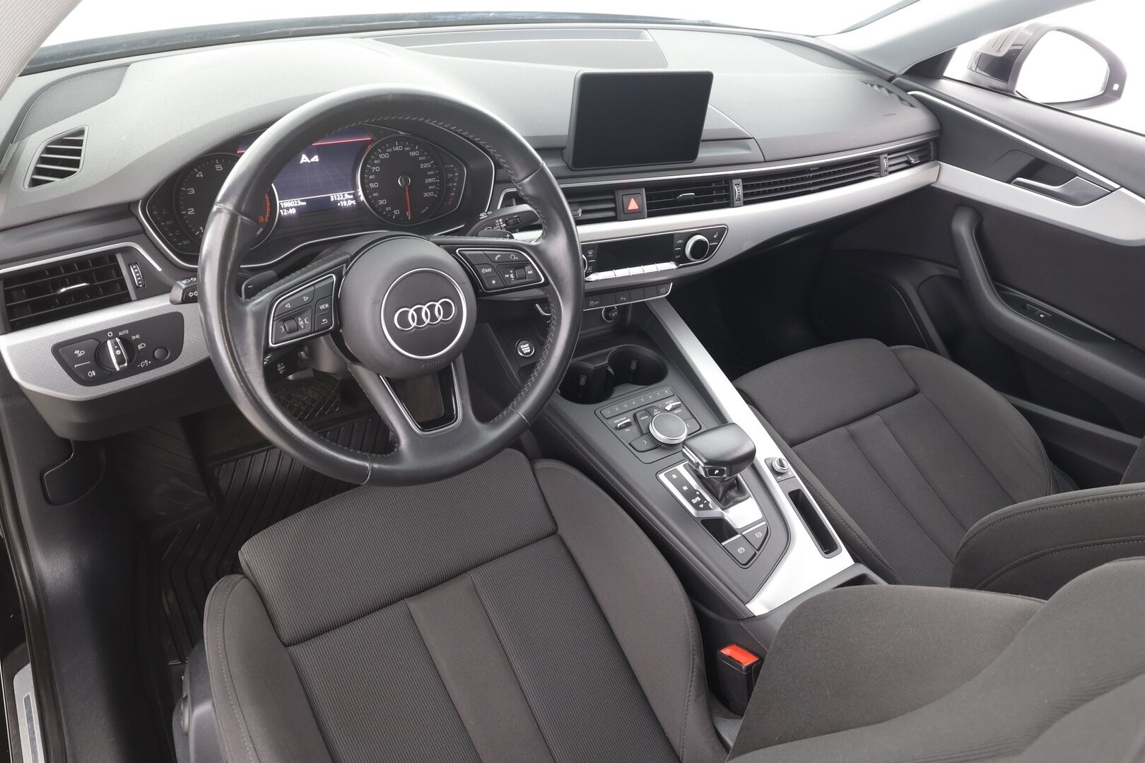 Audi A4 2018 Sedan Business Sport Comfort S line Edition 1,4 TFSI 110 kW S tronic - | Webasto | Taittuva koukku | Sporttipenkit | P.tutkat | Apple & Android | LED | Audi Sound System | Pre Sense | 2x renkaat aluin |