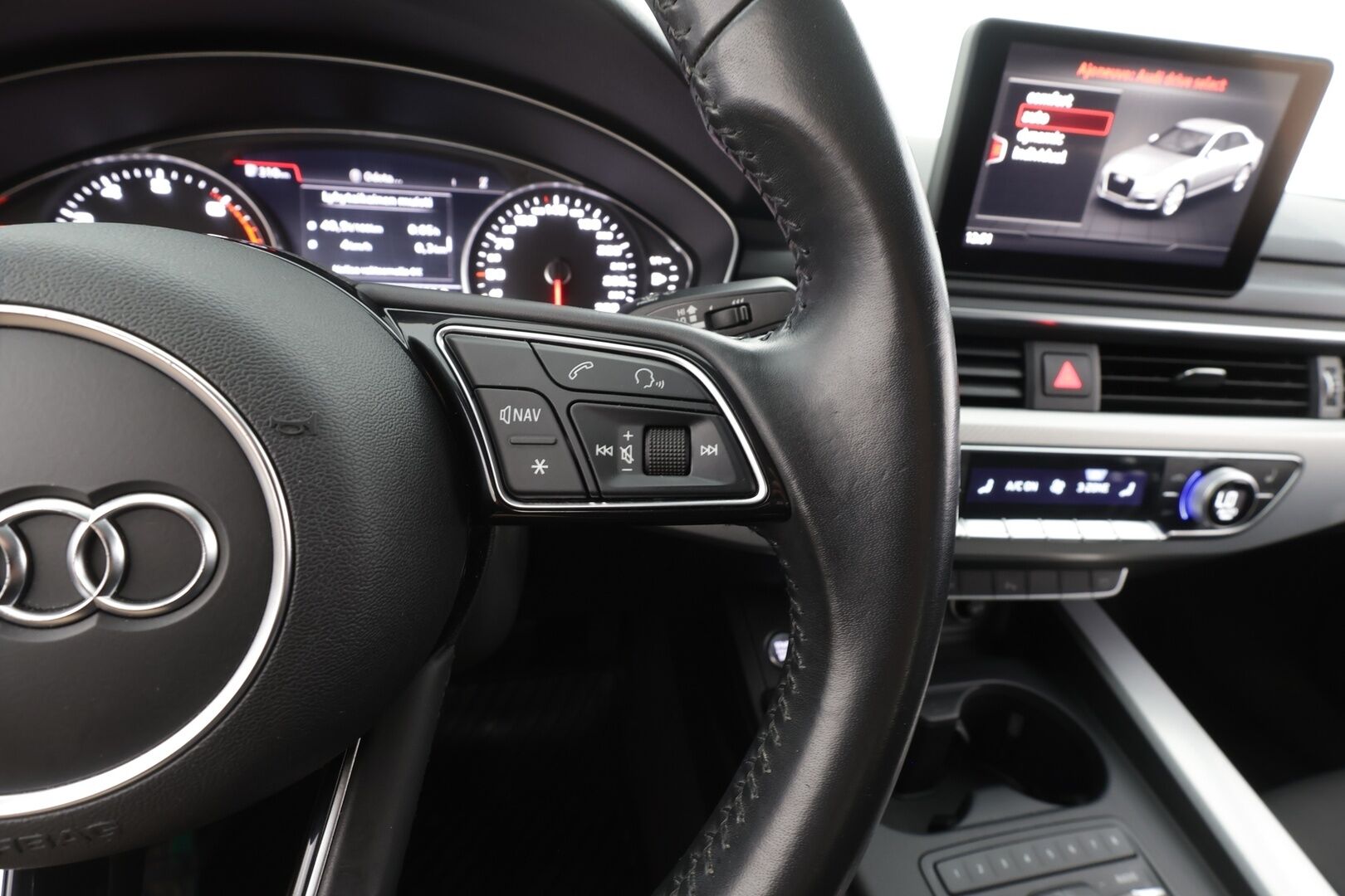 Audi A4 2018 Sedan Business Sport Comfort S line Edition 1,4 TFSI 110 kW S tronic - | Webasto | Taittuva koukku | Sporttipenkit | P.tutkat | Apple & Android | LED | Audi Sound System | Pre Sense | 2x renkaat aluin |