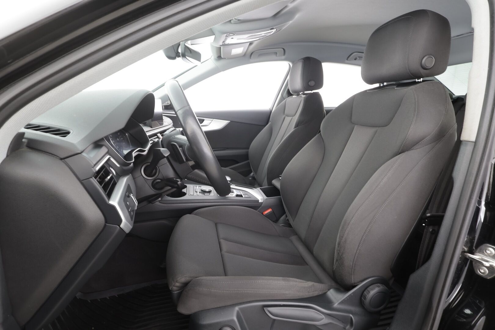 Audi A4 2018 Sedan Business Sport Comfort S line Edition 1,4 TFSI 110 kW S tronic - | Webasto | Taittuva koukku | Sporttipenkit | P.tutkat | Apple & Android | LED | Audi Sound System | Pre Sense | 2x renkaat aluin |