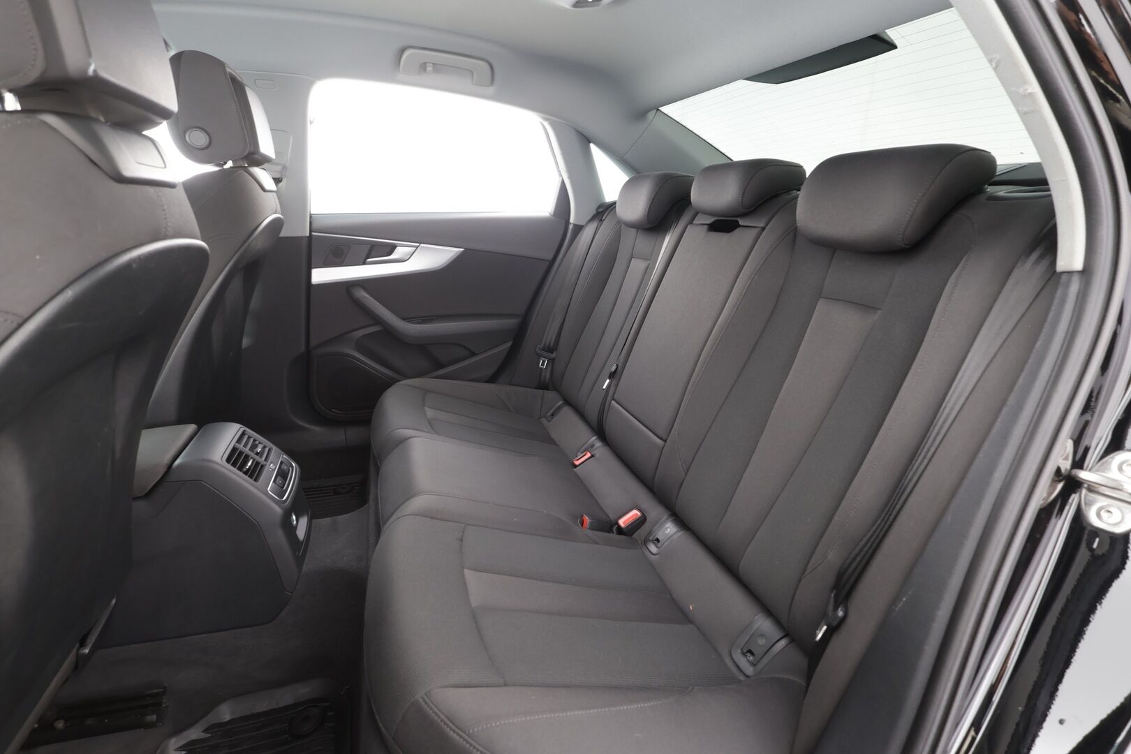 Audi A4 2018 Sedan Business Sport Comfort S line Edition 1,4 TFSI 110 kW S tronic - | Webasto | Taittuva koukku | Sporttipenkit | P.tutkat | Apple & Android | LED | Audi Sound System | Pre Sense | 2x renkaat aluin |