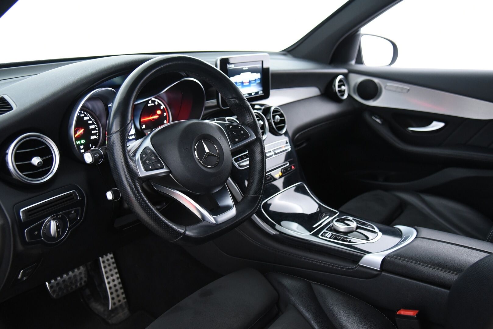 Mercedes-Benz GLC 2018 350 e 4Matic A Premium Business AMG / ILS LED / Nahka/Alcantara / P-kamera / Koukku / Apple&Android - AMG sisä- ja ulkopaketilla / 2-omisteinen Suomi-auto / 