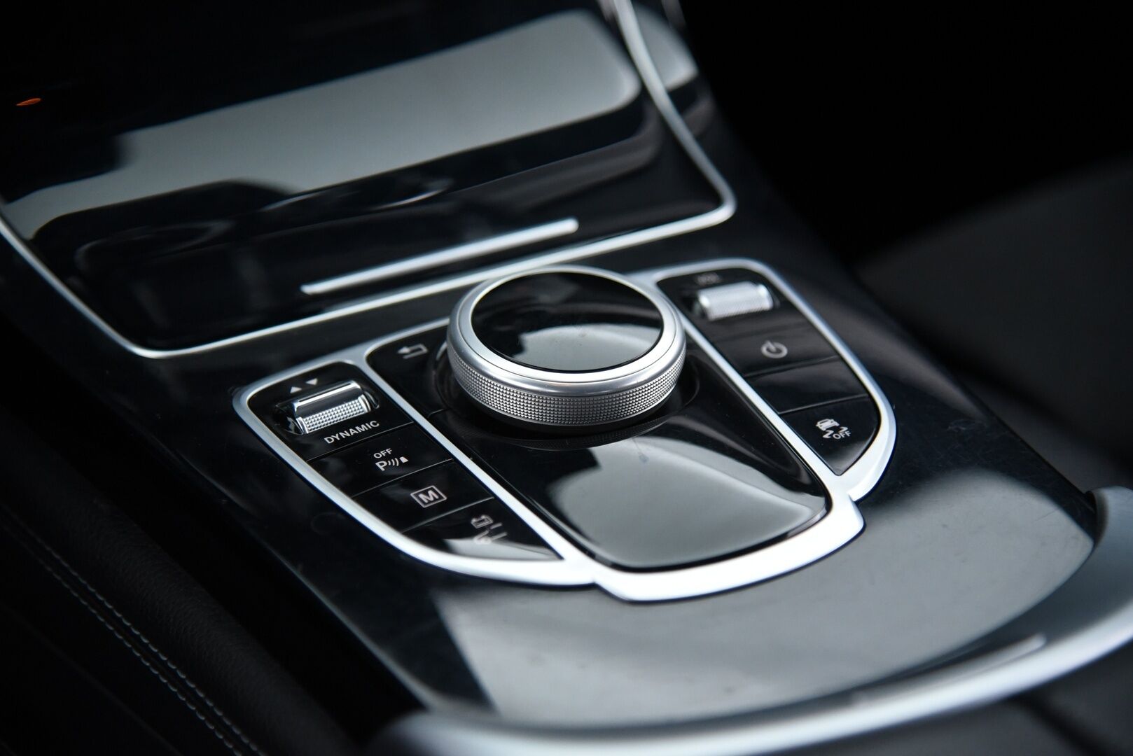 Mercedes-Benz GLC 2018 350 e 4Matic A Premium Business AMG / ILS LED / Nahka/Alcantara / P-kamera / Koukku / Apple&Android - AMG sisä- ja ulkopaketilla / 2-omisteinen Suomi-auto / 