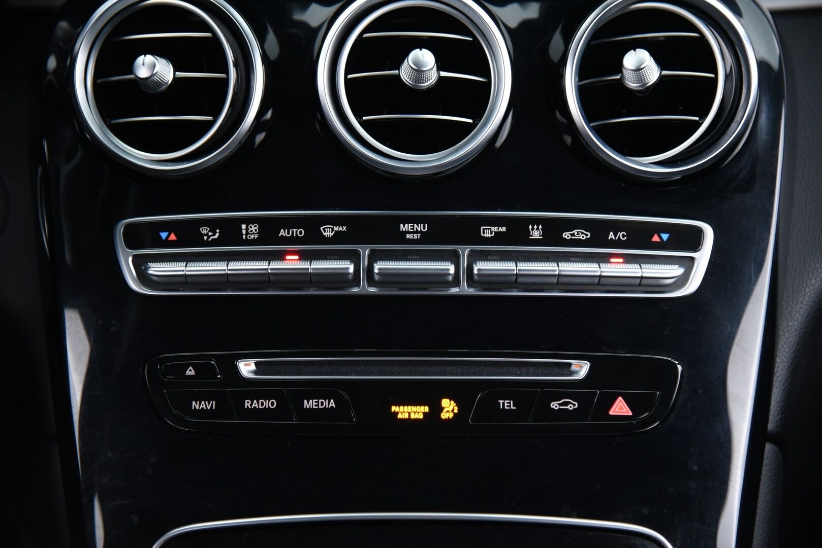 Mercedes-Benz GLC 2018 350 e 4Matic A Premium Business AMG / ILS LED / Nahka/Alcantara / P-kamera / Koukku / Apple&Android - AMG sisä- ja ulkopaketilla / 2-omisteinen Suomi-auto / 