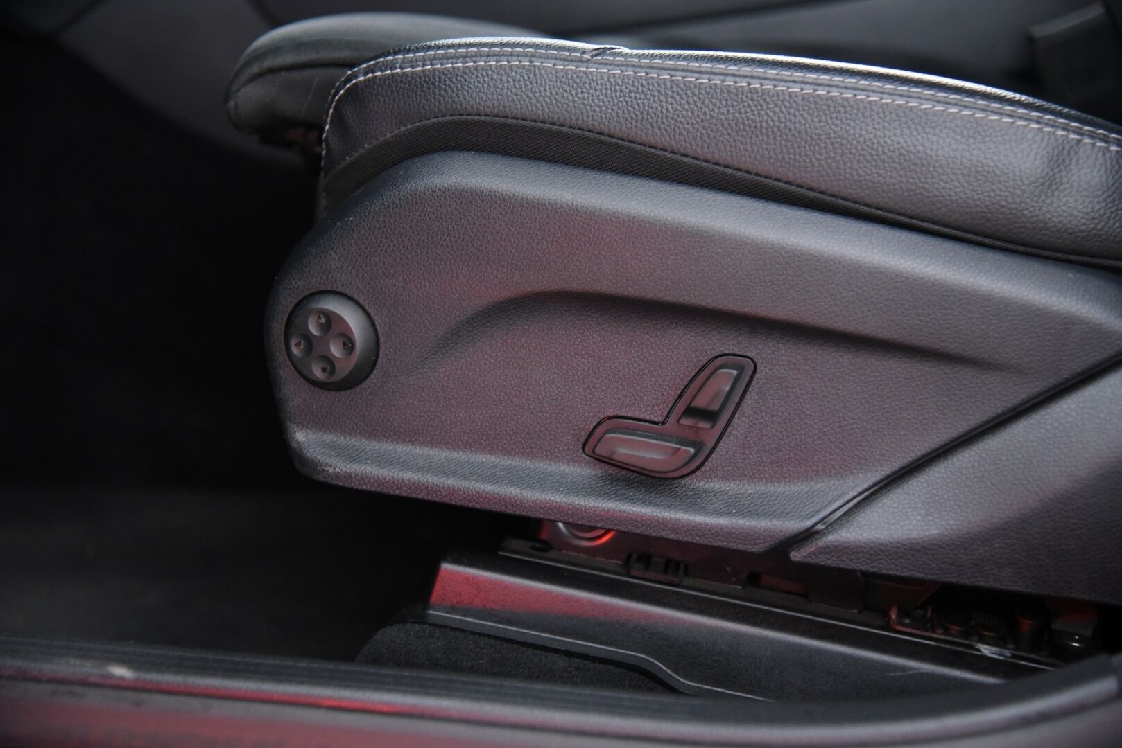 Mercedes-Benz GLC 2018 350 e 4Matic A Premium Business AMG / ILS LED / Nahka/Alcantara / P-kamera / Koukku / Apple&Android - AMG sisä- ja ulkopaketilla / 2-omisteinen Suomi-auto / 