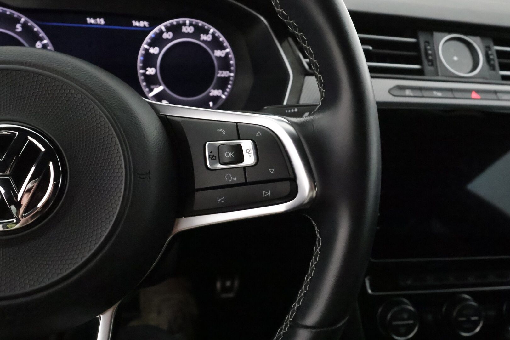 Volkswagen Arteon 2018 R-Line 2,0 TSI 280 hv 4MOTION DSG **HUD / Adapt. vakkari / Webasto / Digimittaristo / 360 Kamera / Hierova muistipenkki** - 3,99 % KORKOTARJOUS TÄHÄN AUTOON - 1-om. Suomi-auto / Merkkihuollettu / Apple&Android / Adapt. LED / Keyless / Nahkasisusta