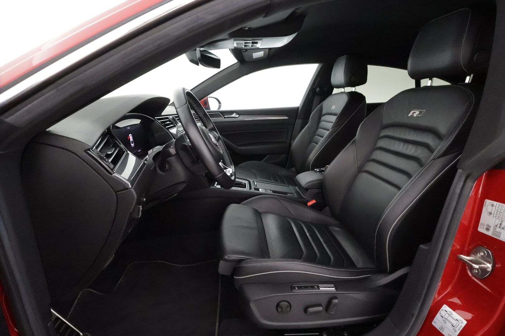 Volkswagen Arteon 2018 R-Line 2,0 TSI 280 hv 4MOTION DSG **HUD / Adapt. vakkari / Webasto / Digimittaristo / 360 Kamera / Hierova muistipenkki** - 3,99 % KORKOTARJOUS TÄHÄN AUTOON - 1-om. Suomi-auto / Merkkihuollettu / Apple&Android / Adapt. LED / Keyless / Nahkasisusta