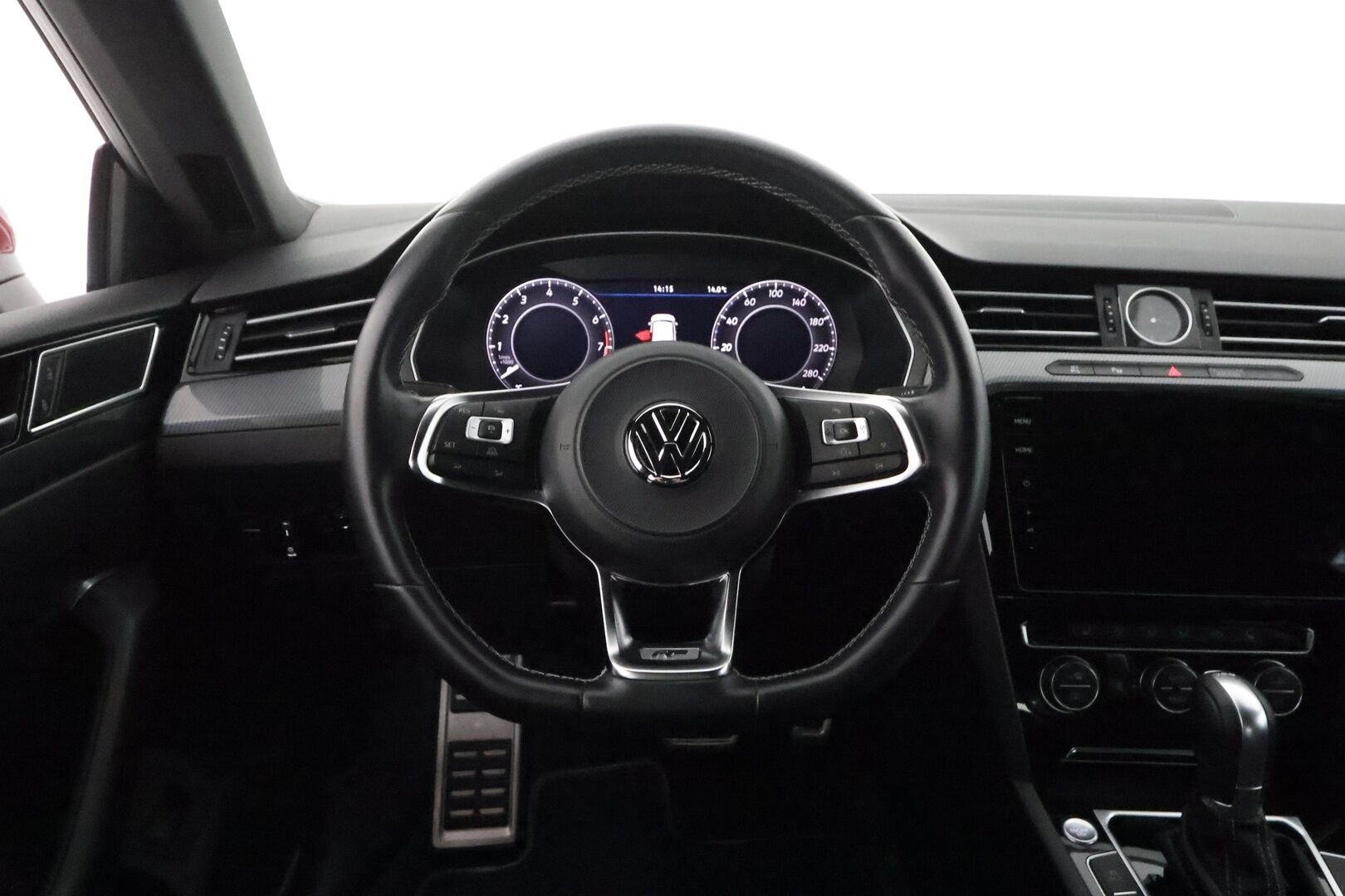 Volkswagen Arteon 2018 R-Line 2,0 TSI 280 hv 4MOTION DSG **HUD / Adapt. vakkari / Webasto / Digimittaristo / 360 Kamera / Hierova muistipenkki** - 3,99 % KORKOTARJOUS TÄHÄN AUTOON - 1-om. Suomi-auto / Merkkihuollettu / Apple&Android / Adapt. LED / Keyless / Nahkasisusta