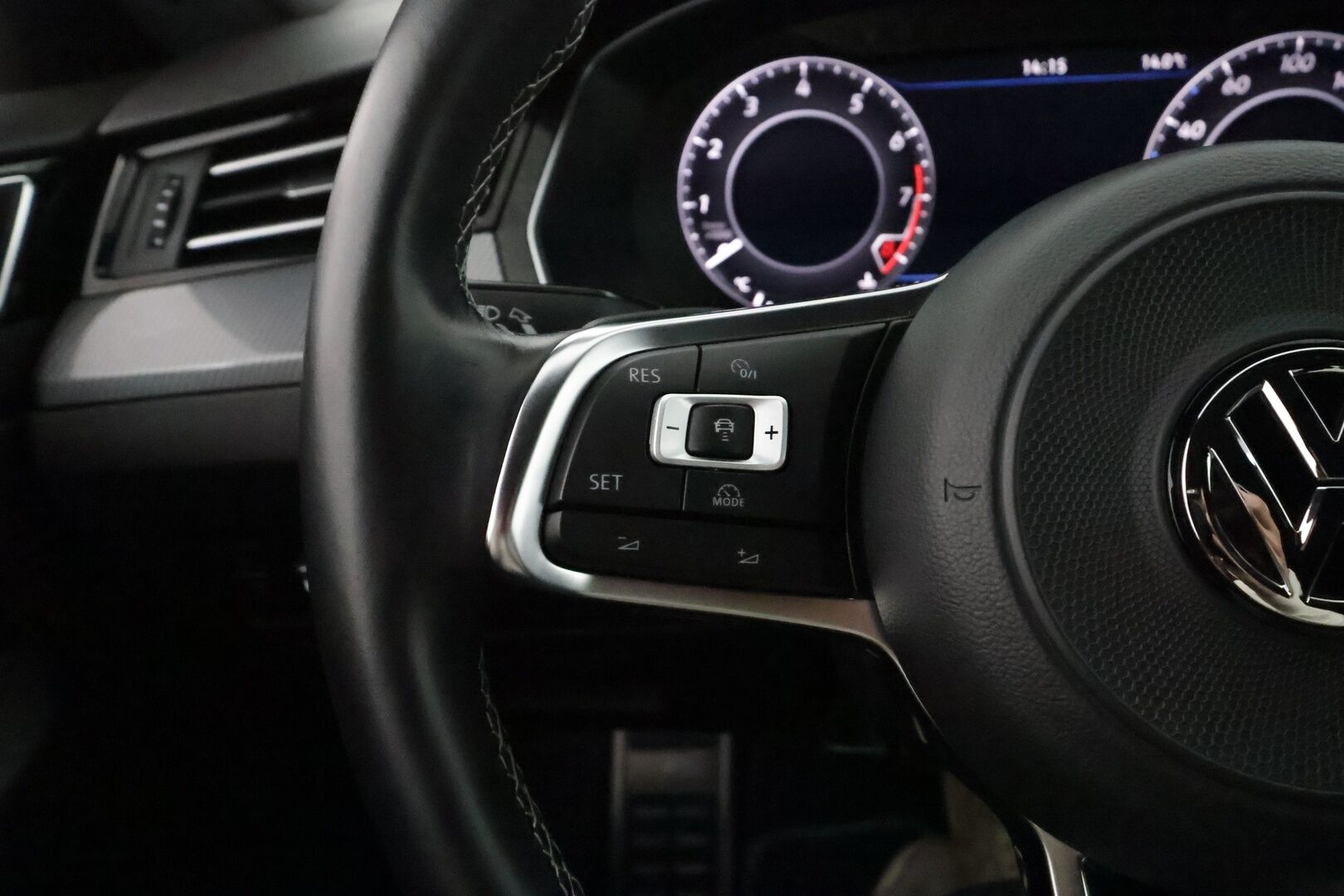 Volkswagen Arteon 2018 R-Line 2,0 TSI 280 hv 4MOTION DSG **HUD / Adapt. vakkari / Webasto / Digimittaristo / 360 Kamera / Hierova muistipenkki** - 3,99 % KORKOTARJOUS TÄHÄN AUTOON - 1-om. Suomi-auto / Merkkihuollettu / Apple&Android / Adapt. LED / Keyless / Nahkasisusta