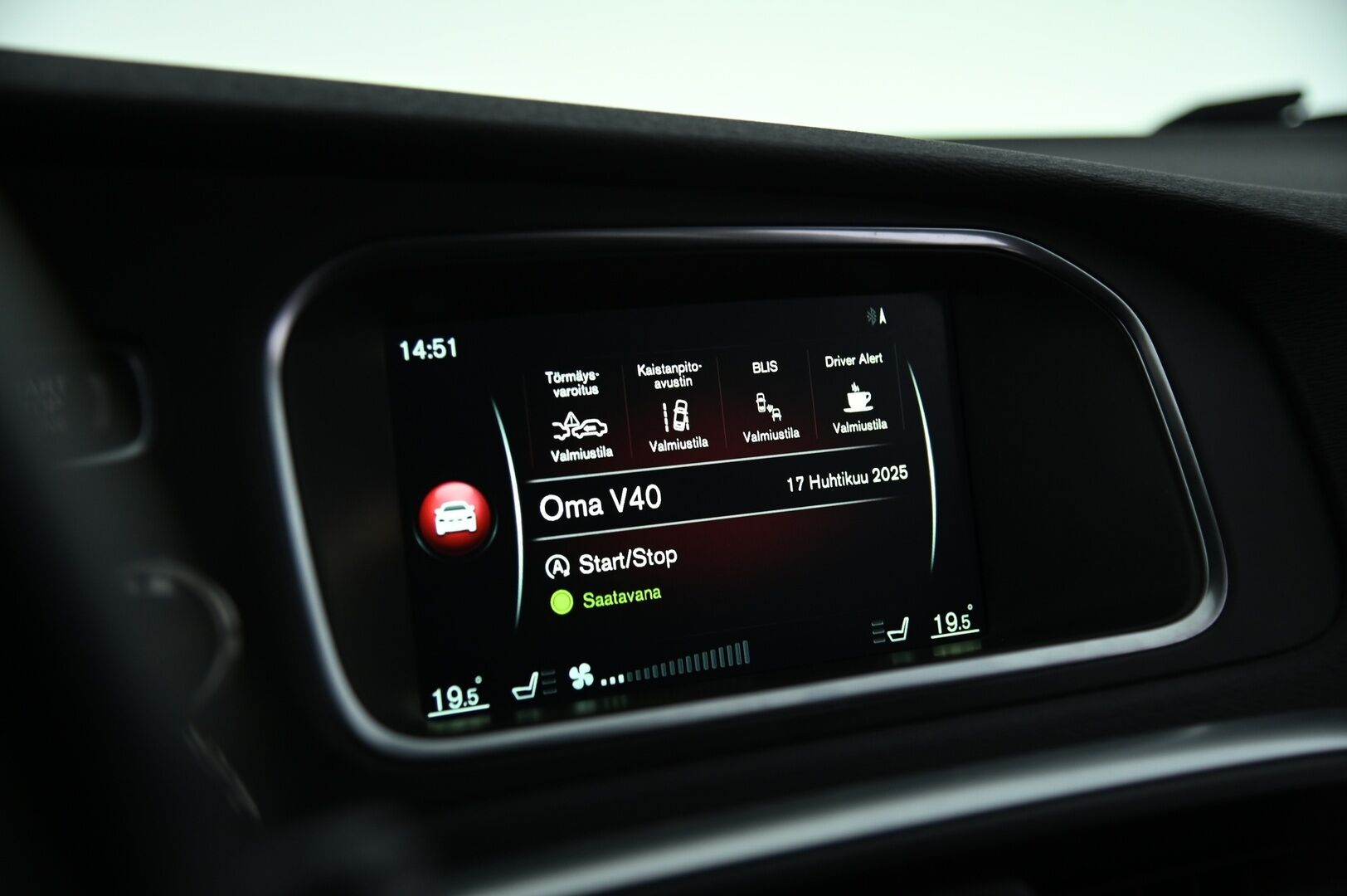 Volvo V40 2017 D3 Momentum aut - ACC / LED / Webasto / BLIS / VOC / Navi