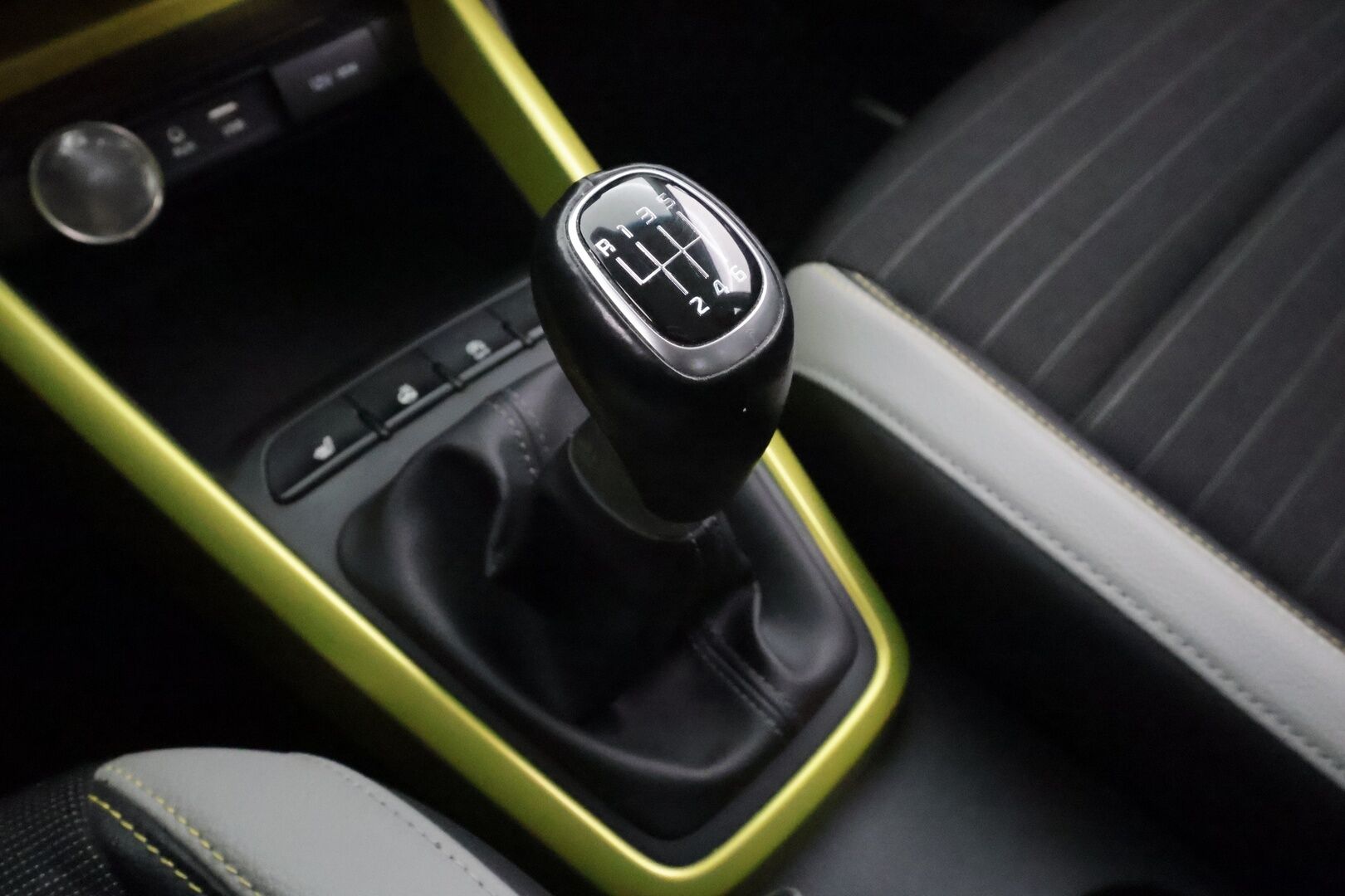 Kia Stonic 2018 1,0 T-GDI ISG 120hv EX Design EcoDynamics * Sisätilanlämmitin / Koukku / P.Kamera / LED-lisävalo / Apple&Android * - Suomi-auto / Kahdet renkaat aluvanteilla / LIMITED EDITION 