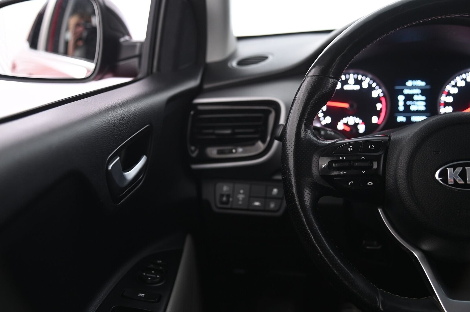 Kia Stonic 2018 1,0 T-GDI ISG 120hv TX Design EcoDynamics - Vakkari | Lohko | KeyLessGo | AppleCarPlay&AndroidAuto | P*Kamera  | Ratin lämmitin | Suomi-auto | 2x hyvät renkaat&vanteet