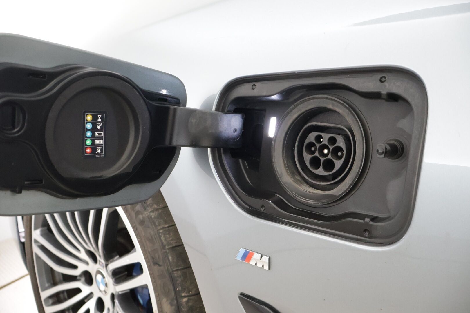 BMW 530 2018 G30 Sedan 530e A iPerformance M-sport - Ilmastoidut Comfort penkit / Kattoluukku / Hifit / P-kamera / Carplay